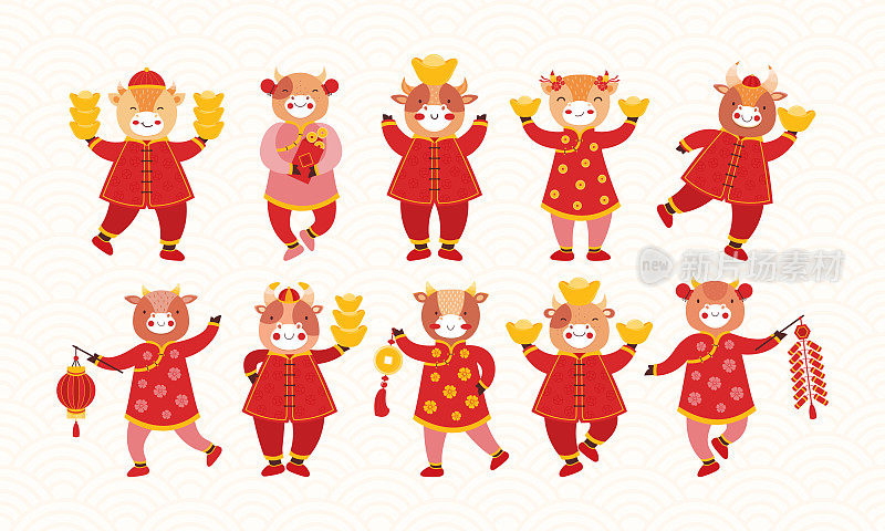 一套卡通儿童公牛在红色的传统中国服装和新年吉祥的象征。过年牛年。鞭炮，纸电筒，金元宝，硬币，信封里装钱