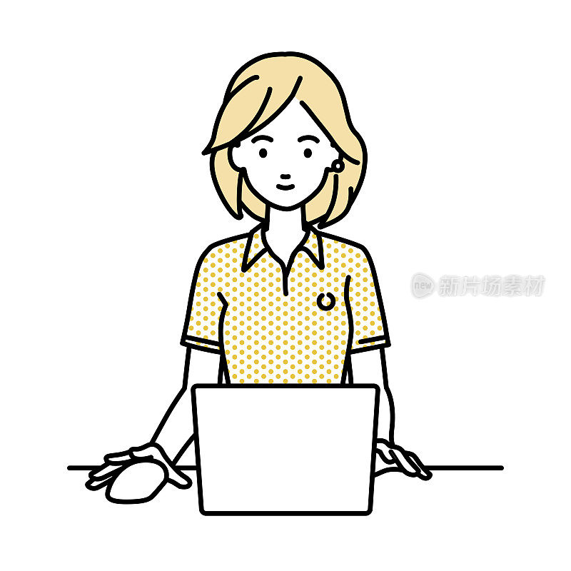 一个穿着马球衫的女人在她的办公桌上使用笔记本电脑