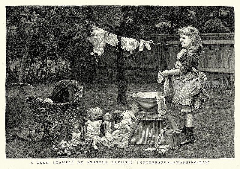 小女孩在花园里玩洋娃娃，晾衣服，历史维多利亚时代的童年，1888年，19世纪