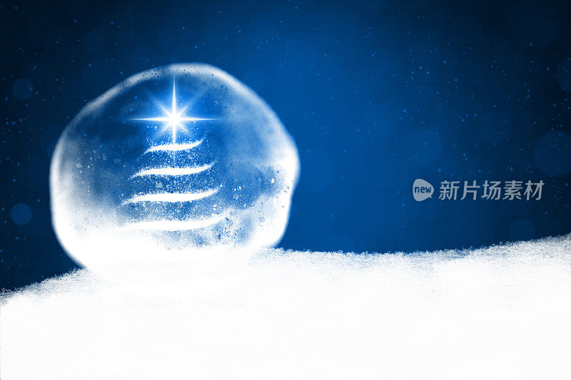 创意午夜深蓝色的圣诞背景与一个大的白色褪色的艺术皇家圣诞树和闪烁的星星在一个半透明的水晶球或透明的气泡在一个雪雾缕缕基地与地面上的烟