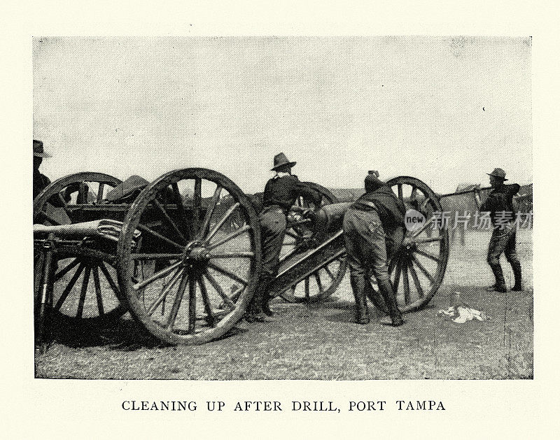 美国陆军炮兵士兵在清洗大炮，坦帕港，美西战争时期，1890年，19世纪