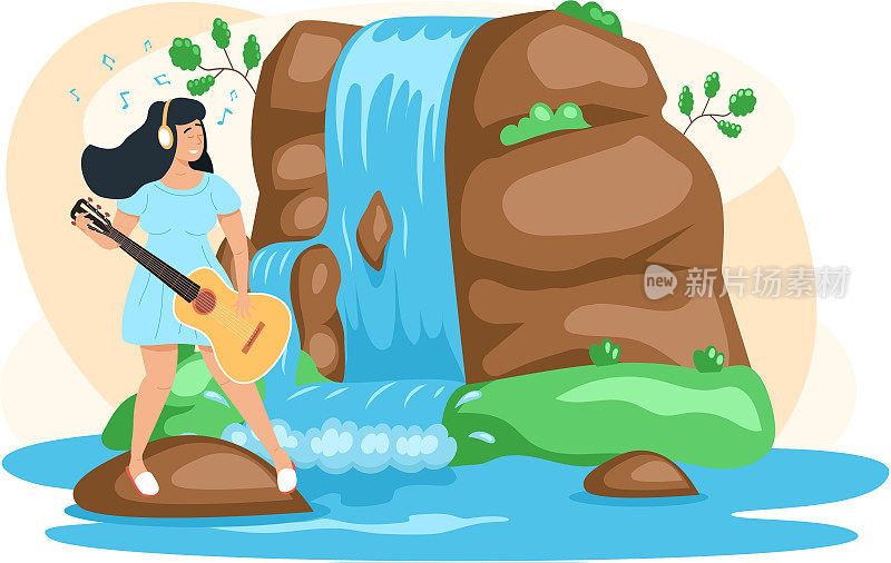 女人坐在大石头上弹吉他，旁边是岩石和瀑布，在自然景观中休息