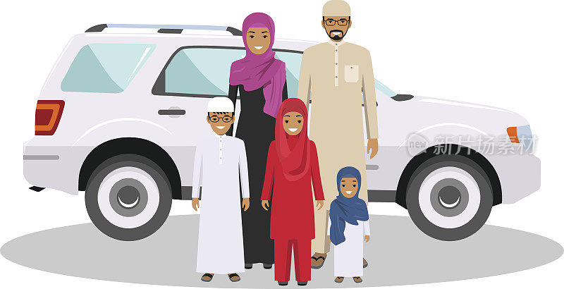 穆斯林的父亲，母亲，儿子，女儿站在车旁边。