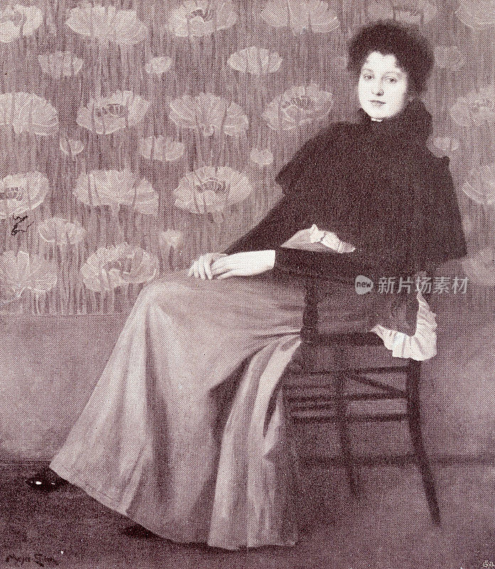 优雅的年轻女子坐在椅子上，梦幻地看着观众，前面是花墙纸