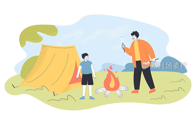 夏季野餐的父亲和儿子烹饪棉花糖棒
