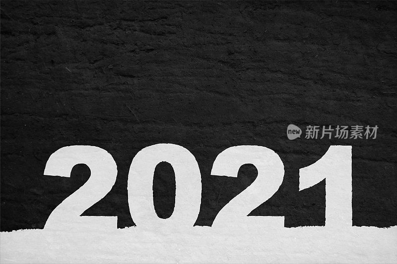 黑色矢量新年和圣诞节背景与文本数字2021与雪在底部