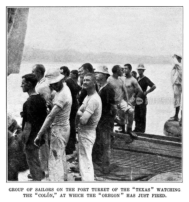 美国“德克萨斯号”驱逐舰上的水兵正在观察西班牙驱逐舰“科隆号”