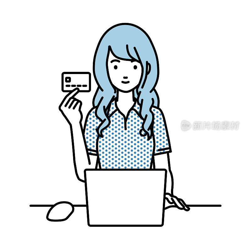 一位女士穿着polo衫，在她的办公桌前使用笔记本电脑，手里拿着一张信用卡