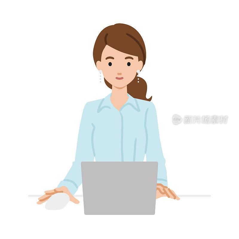 穿着衬衫的女人在办公桌前使用笔记本电脑工作