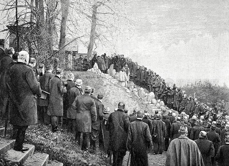 奥托・冯・俾斯麦和他的妻子于1899年3月16日埋葬在弗里德里希鲁赫