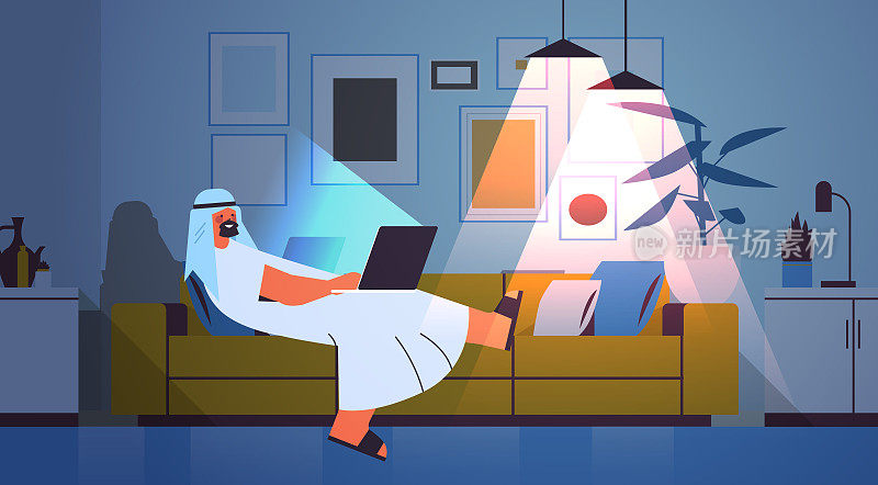阿拉伯商人自由职业者工作在笔记本电脑阿拉伯人使用笔记本电脑社交媒体网络沟通