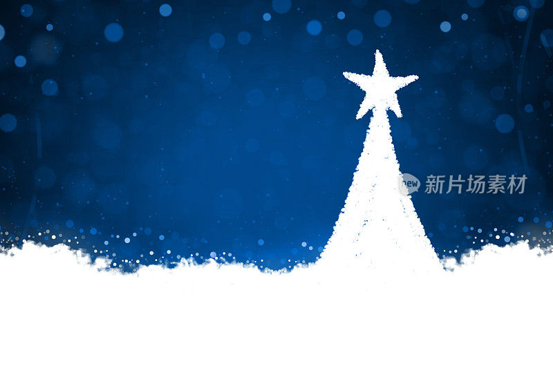 横向暗色午夜海军蓝圣诞背景，一个创意三角形白色雪景圣诞树，顶部有一颗明亮的星星，闪闪发光的点遍布闪闪的背景和底部的雪
