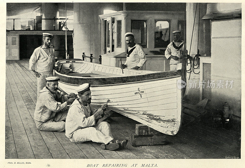 19世纪90年代，英国皇家海军水手在马耳他修理一艘船