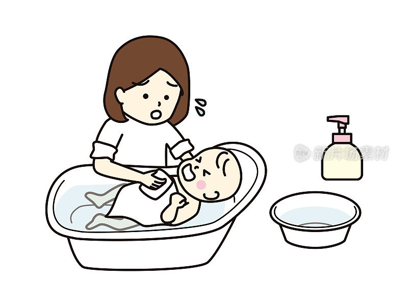 母亲在婴儿浴盆里给哭泣的婴儿洗澡。
