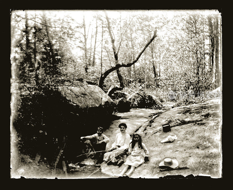 在小溪里钓鱼，大约1890年