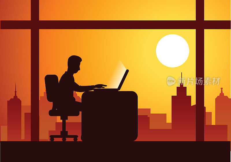 商人加班加点用笔记本电脑完成他的工作与城市背景日落时间，剪影风格