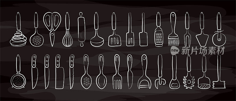 厨房用具草图放在黑板上。画黑线矢量厨具、工具及餐具。搅拌，勺子和抹刀。筛，刀，匙，削皮器和开瓶器。粉笔在黑板上