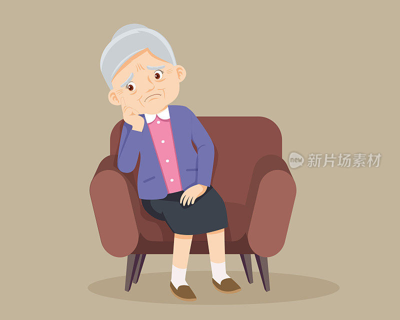 年长的女人独自坐在沙发上