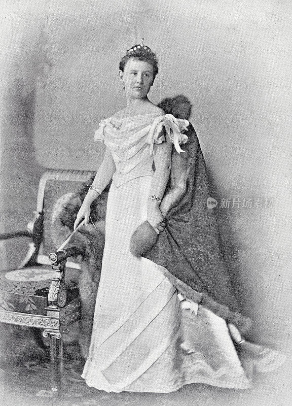 荷兰女王威廉敏娜，直挺挺地站在扶手椅上