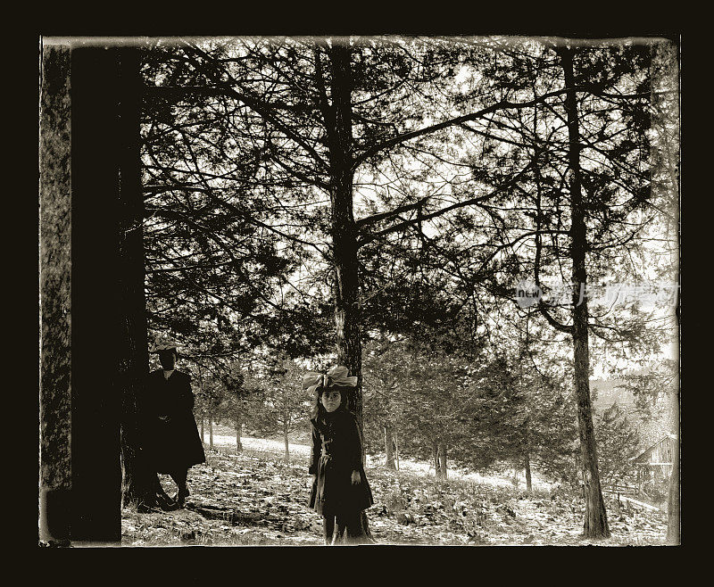 树前的维多利亚时代女孩,约1890年