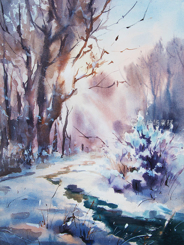 雪林夕阳水彩画。冬季山水画有雪树、河流、阳光透过树木、阴影和明亮的天空。
