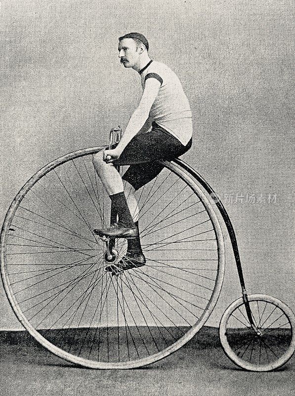 骑自行车的J.H.亚当斯在一辆前轮破自行车上