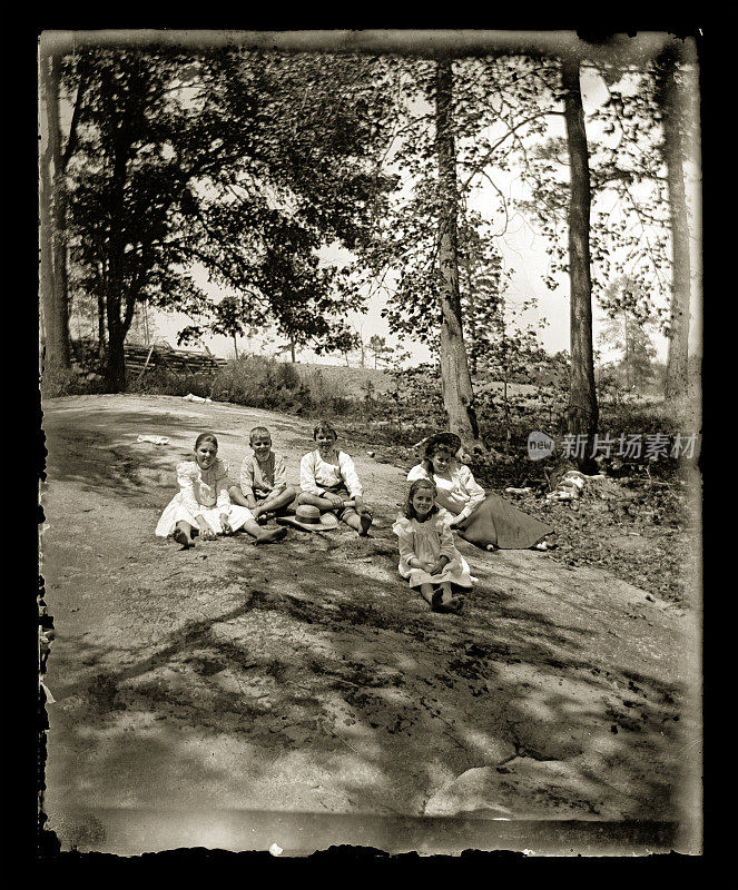 一家人享受夏日，约1890年