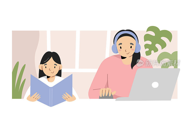 自由职业者妈妈在家里用笔记本电脑工作，戴着耳机，而她的女儿在做作业，家庭教育的概念，远程工作的概念