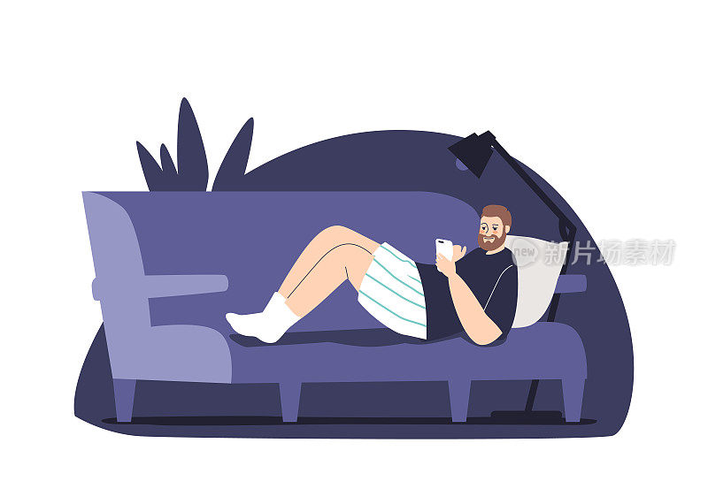 男人坐在沙发上，用智能手机浏览社交媒体。男人在床上用手机发短信