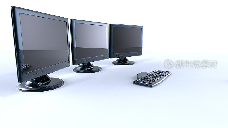 三个液晶屏幕，键盘和鼠标在白色背景