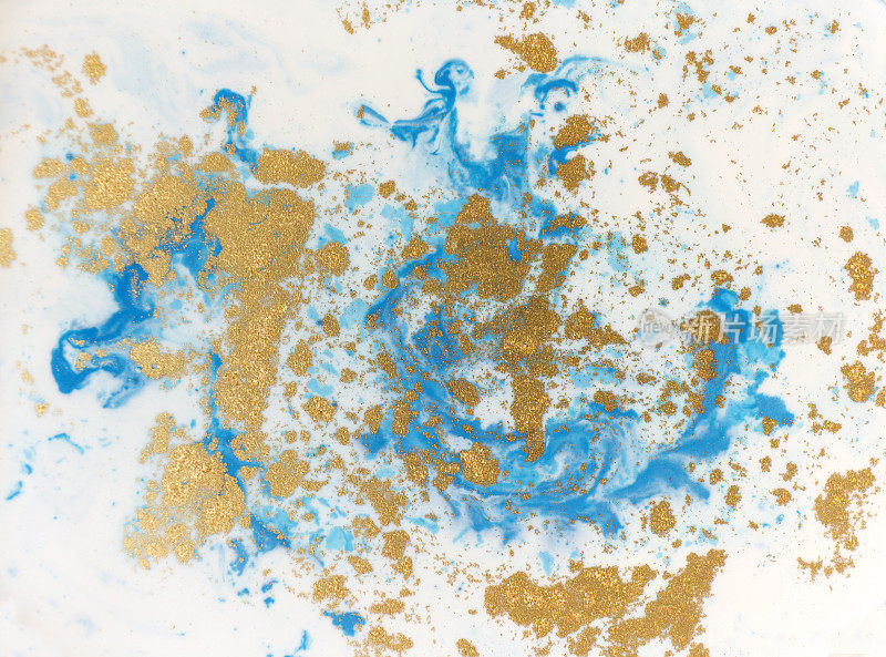 蓝色，白色和金色的液体质地。水彩手绘大理石花纹插图。墨水大理石背景。