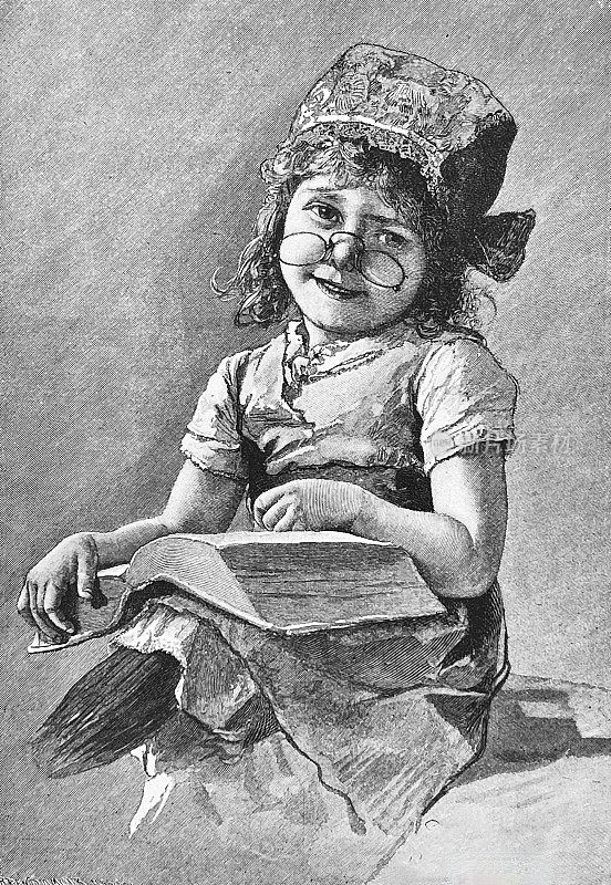 年轻可爱的女孩躺在膝盖上看书，穿着像个戴着眼镜和头巾的老奶奶