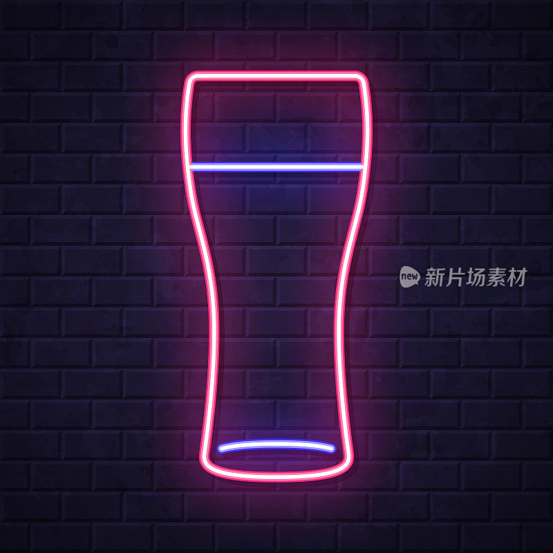 一杯啤酒。在砖墙背景上发光的霓虹灯图标