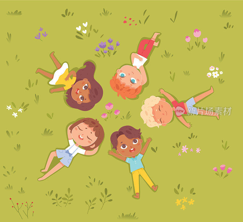 孩子们躺在绿绿的夏日草地上仰视着，俯视着快乐的女孩和男孩
