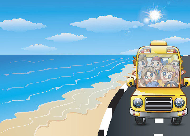 快乐的孩子们在海边的路上开车
