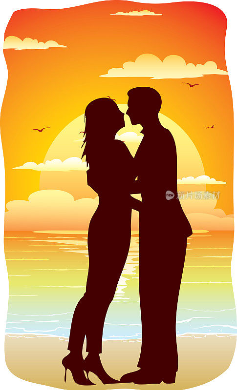 一对情侣站在沙滩上伴着夕阳的浪漫气氛。