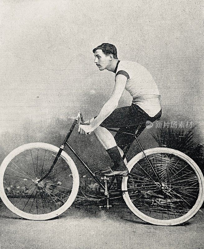 自行车手约翰・奥斯蒙德在他的自行车上，侧面