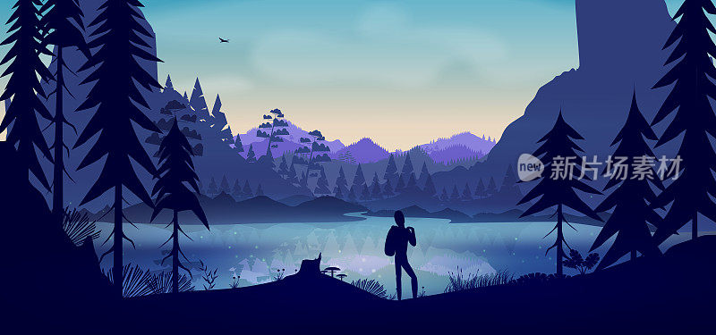 在日落时分的森林中，一个湖边有倒影的徒步旅行者