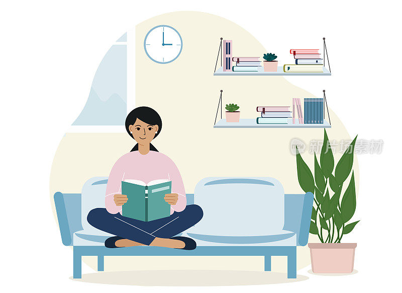 美女在家里盘腿坐在沙发上看书。休闲教育理念