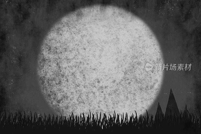 雾蒙蒙的恐怖满月午夜的看法，空白幽灵深灰色黑白渐变色万圣节背景与女巫的帽子藏在黑色的草地在地面