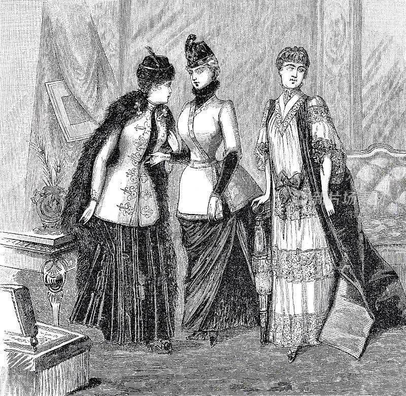 时尚，三个女模特穿着圣彼得堡的服装，站在沙龙里