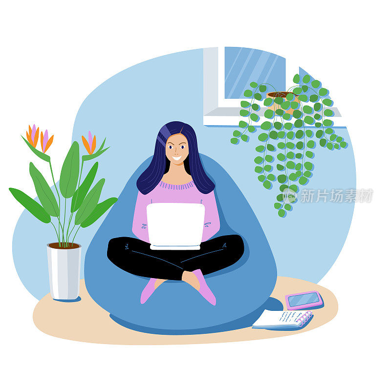 女孩褐发自由职业者与笔记本电脑坐在豆袋和网上工作。在家工作和远程工作的概念。年轻的自雇妇女。