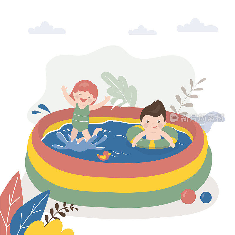 有趣的孩子们在小充气池里玩耍和游泳。夏天的时候，活跃在水中游戏。穿着泳装的学龄前儿童。童年,娱乐。运动，活跃的游戏。