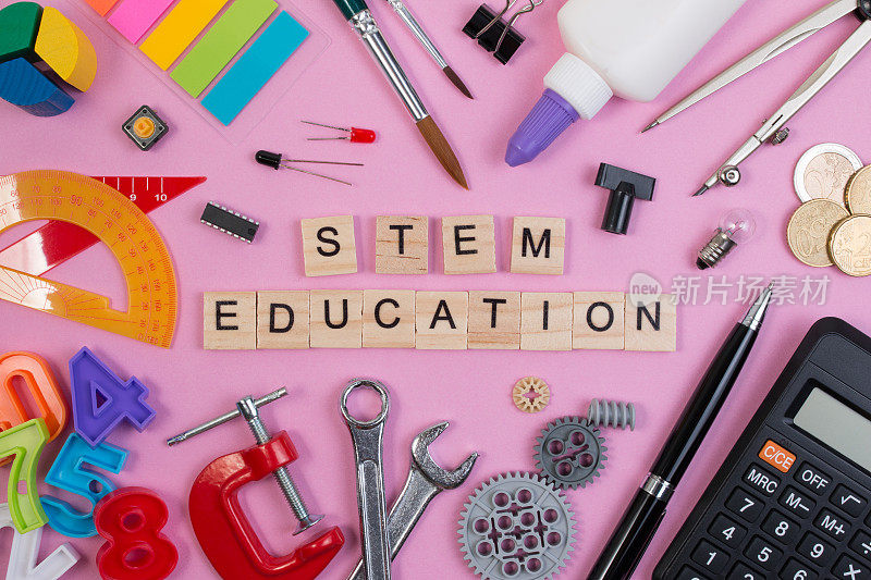 学校设备与字STEM教育超过粉色教育背景STEM概念。