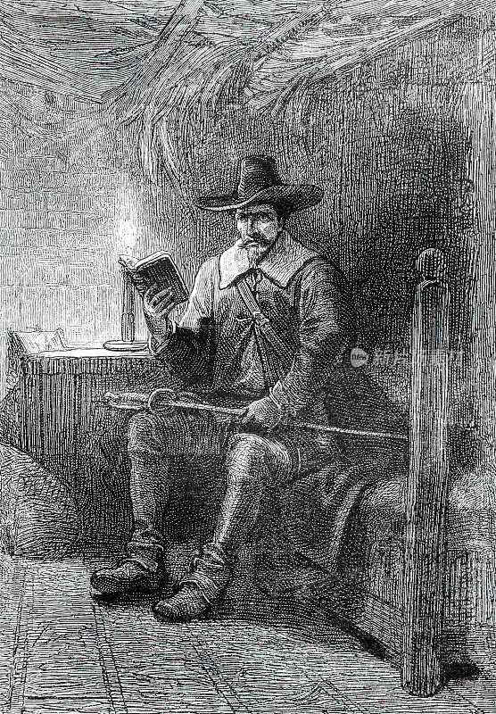 一个清教徒坐在床上，在烛光下读圣经