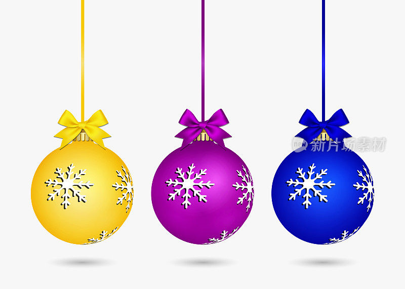 彩色圣诞球与现实的黄色，紫色和蓝色丝带蝴蝶结