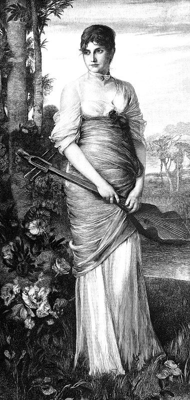 女人拿着琵琶，站在花园里，穿着一件轻盈的夏日飘逸的长袍