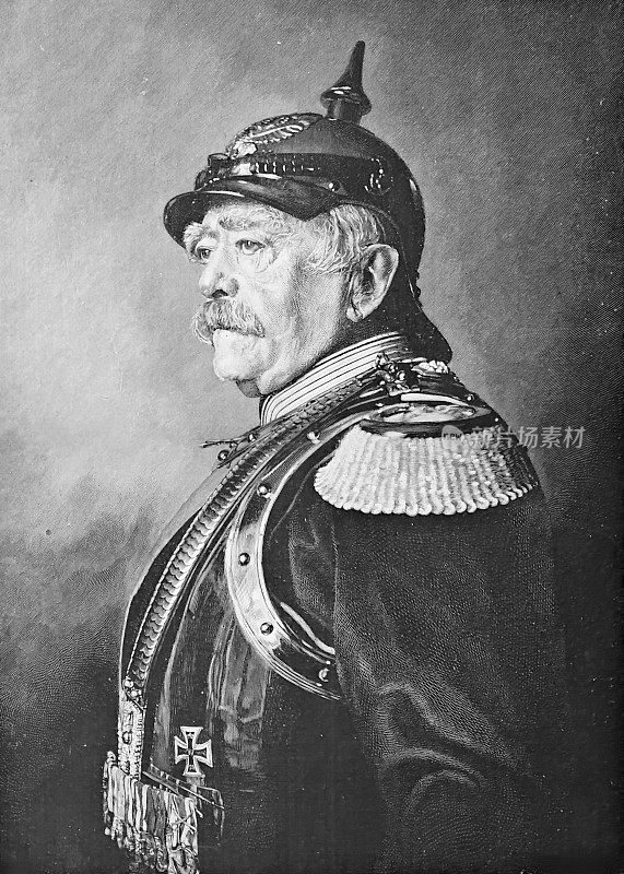 奥托・冯・俾斯麦身穿普鲁士制服，头戴尖刺头盔
