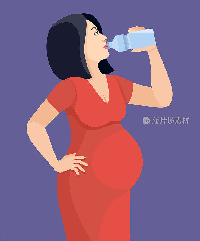 怀孕的亚洲妇女正在喝水。孕期健康饮食。