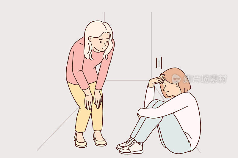 十几岁的女孩坐在走廊的地板上哭泣，姐姐想安慰沮丧的同伴